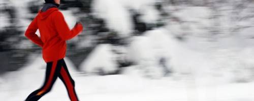 woman running snow Correre nella neve